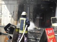 (صور) السيطرة على حريق في مطعم وجبات سريعة بجنين