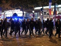 الشرطة الفرنسية تشتبك مع الجماهير الجامحة وتخلي شارع الشانزليزيه