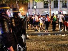 الشرطة الفرنسية تشتبك مع الجماهير الجامحة وتخلي شارع الشانزليزيه