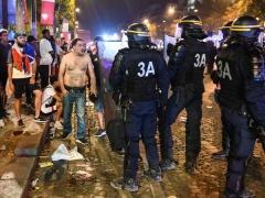 الشرطة الفرنسية تشتبك مع الجماهير الجامحة وتخلي شارع الشانزليزيه