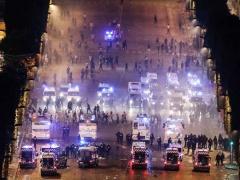 الشرطة الفرنسية تشتبك مع الجماهير الجامحة وتخلي شارع الشانزليزيه