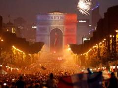 الشرطة الفرنسية تشتبك مع الجماهير الجامحة وتخلي شارع الشانزليزيه