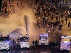 الشرطة الفرنسية تشتبك مع الجماهير الجامحة وتخلي شارع الشانزليزيه