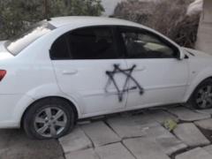 مستوطنون يخطون شعارات عنصرية على مركبات المواطنين ويعطبون اطاراتها في مردا