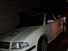 مستوطنون يعطبون إطارات مركبات ويخطون شعارات عنصرية شرق سلفيت