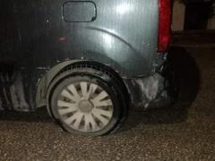 مستوطنون يعطبون إطارات مركبات ويخطون شعارات عنصرية شرق سلفيت