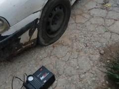 مستوطنون يخطون شعارات عنصرية ويعطبون إطارات مركبات في اسكاكا