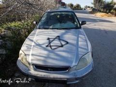 مستوطنون يخطون شعارات عنصرية على مركبات المواطنين في بتير