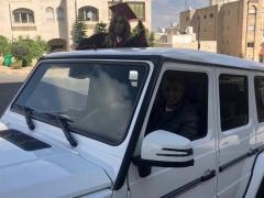 عمر العبدالات يشارك فرحته بتخرج إبنته مع الجمهور 