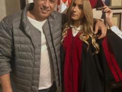 عمر العبدالات يشارك فرحته بتخرج إبنته مع الجمهور 