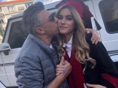 عمر العبدالات يشارك فرحته بتخرج إبنته مع الجمهور 