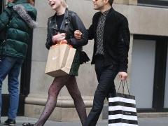 عدسات الباباراتزي ترصد رامي مالك مع حبيبته في نيويورك