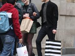 عدسات الباباراتزي ترصد رامي مالك مع حبيبته في نيويورك