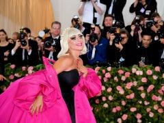 ليدي جاجا تثير الجدل في “ميت غالا”.. وتخلع ثيابها – بالصور