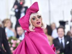 ليدي جاجا تثير الجدل في “ميت غالا”.. وتخلع ثيابها – بالصور