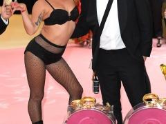 ليدي جاجا تثير الجدل في “ميت غالا”.. وتخلع ثيابها – بالصور