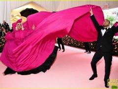 ليدي جاجا تثير الجدل في “ميت غالا”.. وتخلع ثيابها – بالصور