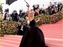 ليدي جاجا تثير الجدل في “ميت غالا”.. وتخلع ثيابها – بالصور