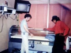 تطيل العمر وتعالج الحروق.. قصة غرفة نوم مايكل جاكسون الزجاجية