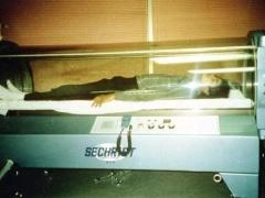 تطيل العمر وتعالج الحروق.. قصة غرفة نوم مايكل جاكسون الزجاجية