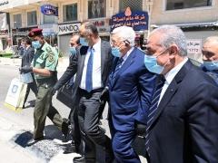 الرئيس يتفقد أوضاع المواطنين بمحافظة رام الله والبيرة ويحثهم على الالتزام بشروط السلامة العامة