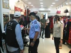 بالصور | لجنة البروتوكول الصحي تزور وتتفقد اكثر من ٣٠٠ محل تجاري في بيت لحم