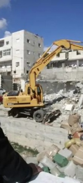 الاحتلال يهدم محال تجارية في بلدة بيت عوا غرب الخليل