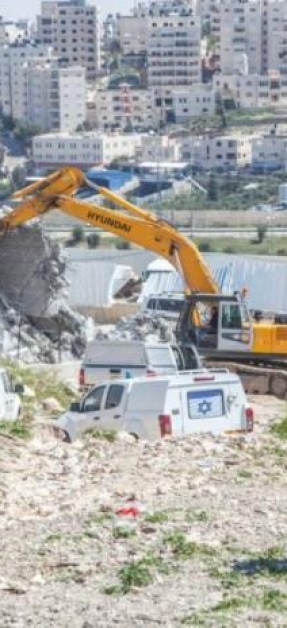الاحتلال يهدم إسطبلًا في بلدة الرام شمال القدس