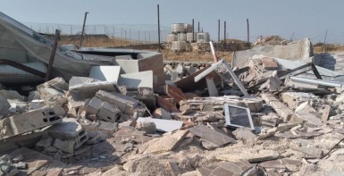 الاحتلال يهدم منزلا وبركسا ويخطر بهدم آخر في أريحا
