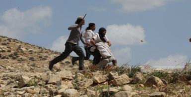 إصابتان باعتداء مستعمرين واعتقال 7 مواطنين في مسافر يطا