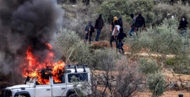 مستوطنون يعتدون على قاطفي الزيتون جنوب نابلس