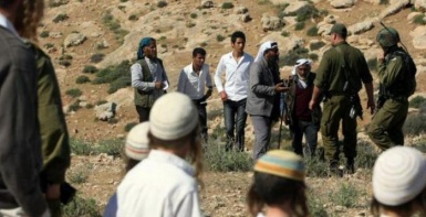 مستوطنون يهجرون بالقوة ثلاث عائلات بدوية قرب الخان الأحمر