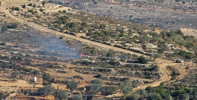 الاحتلال يغلق طريق واد أم سلمونة جنوب بيت لحم بالسواتر الترابية