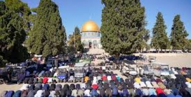 عشرات آلاف المصلين يؤدون صلاة الجمعة في الأقصى