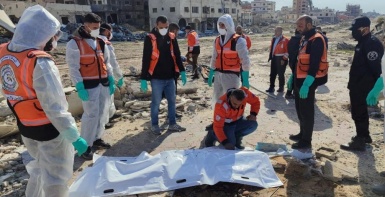 البدء بانتشال جثامين الشهداء من أسفل المنازل الصغيرة في قطاع غزة