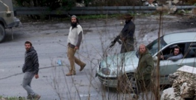 مستعمرون يغلقون الطريق الواصل بين تجمع خلة السدرة ومخماس