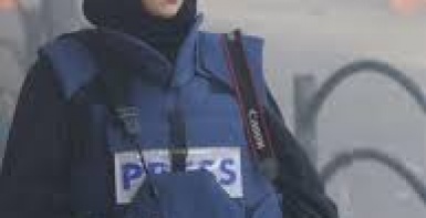 الاحتلال يداهم بيت أمر ويعتقل الصحفية المحررة أشواق عوض