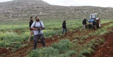 بهدف الاستيلاء عليها: مستعمرون يشرعون بتسييج أراضٍ في تقوع جنوب شرق بيت لحم