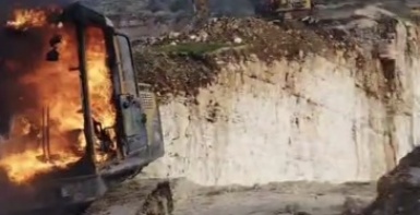 المستوطنون يحرقون آليات تابعة لكسارات الشمال جنوب نابلس