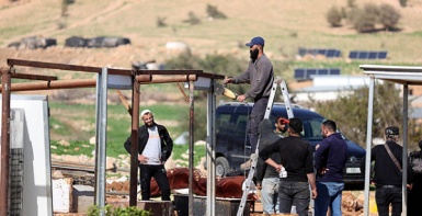  94 عائلة هُجرت قسرا: مستعمرون يجبرون 15 عائلة في تجمع شلال العوجا على الرحيل