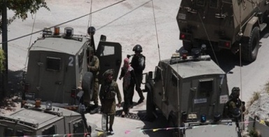  الاحتلال يعتقل مواطنا وثلاثة من أبنائه في بلدة بيت امر شمال الخليل