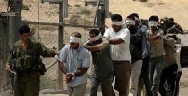 قوات الاحتلال تقتحم بيت أمر فجراً وتعتقل مواطناً وأبناءه الثلاثة