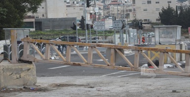 قوات الاحتلال تغلق مداخل بلدة جزما وتسيطر على مبانٍ وتفتش المنازل