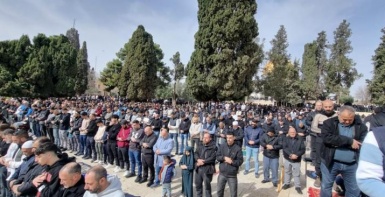 70 ألفا يؤدون صلاة الجمعة في المسجد الأقصى