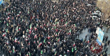 الرئيس الإيراني يتوعّد بالانتقام والآلاف يحتشدون مطالبين بالثأر لخامنئي