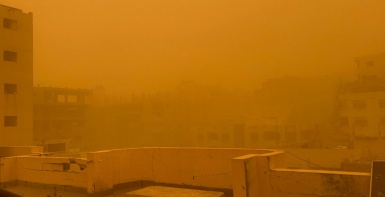 عاصفة رملية تضرب قطاع غزة وتُفاقم مأساة النازحين