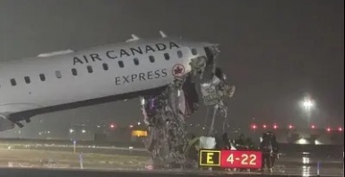 حادث غير عادي على مدرج مطار نيويورك: اصطدام طائرة بشاحنة إطفاء