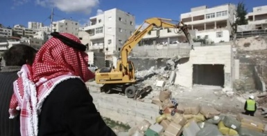 الاحتلال يهدم محال تجارية في بلدة بيت عوا غرب الخليل