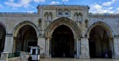 الاحتلال يواصل إغلاق المسجد الأقصى وكنيسة القيامة لليوم الـ37