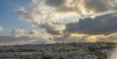 الطقس: ارتفاع على درجات الحرارة وأمطار متفرقة فوق معظم المناطق